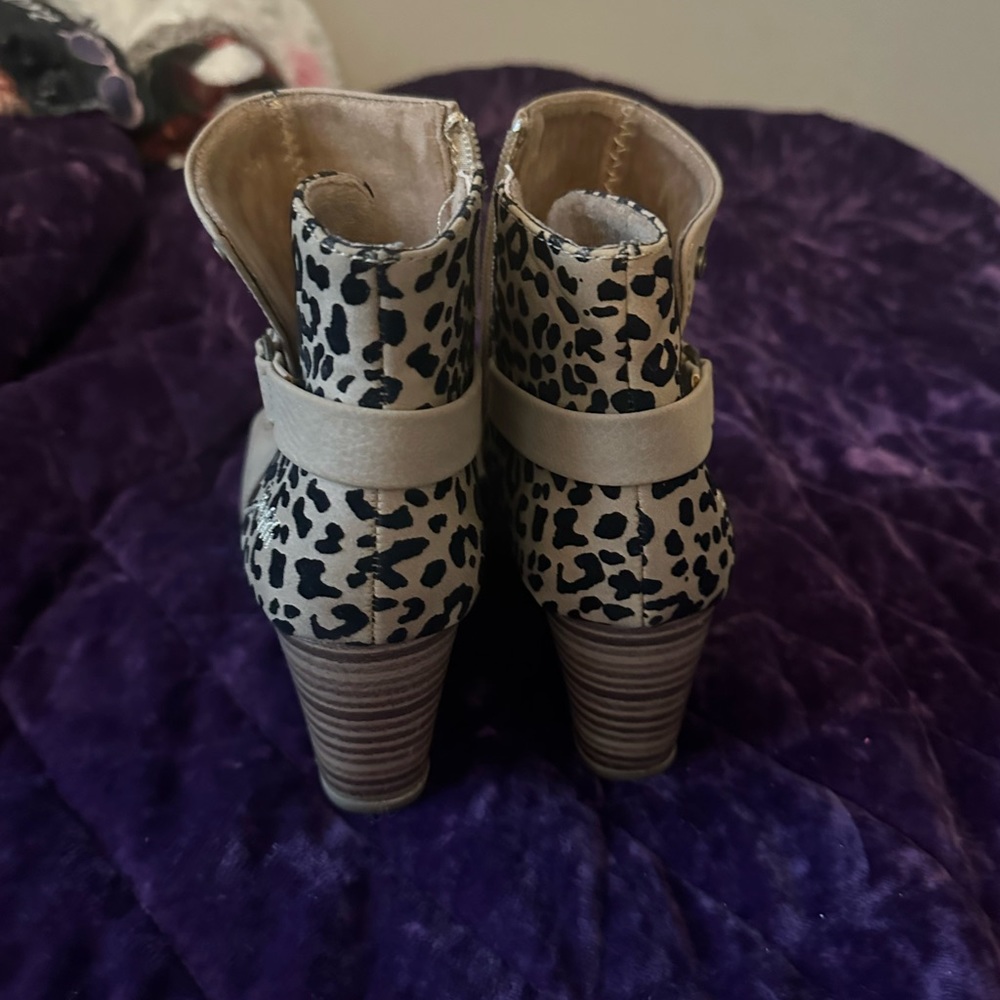 Blowfish leopard cute wedge shoes 8.5